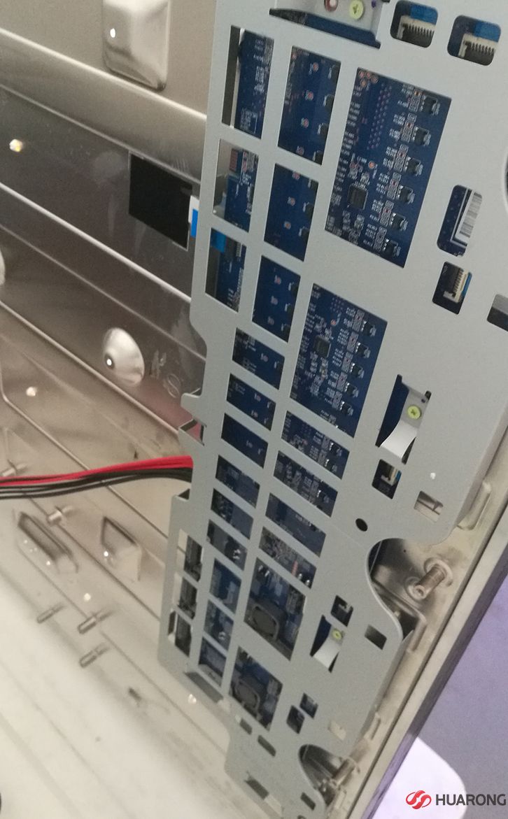 拼接屏背面结构电源线与信号线